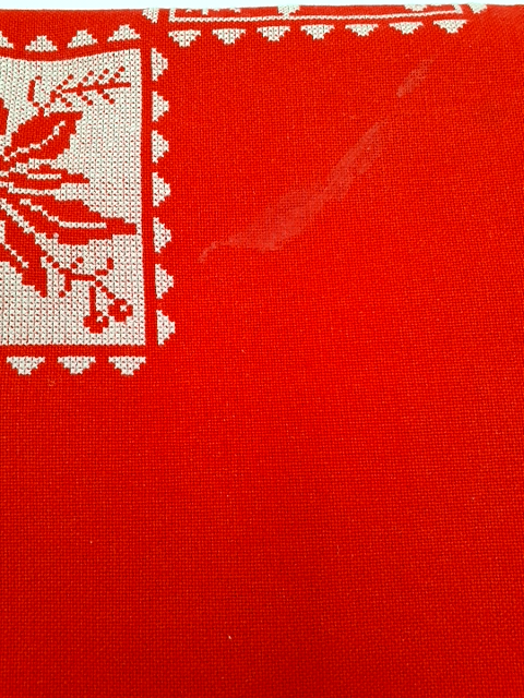 Broderet rød juledug